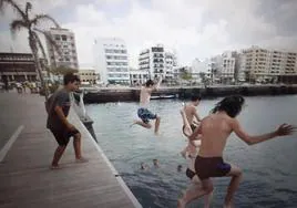 Bañistas en Arrecife.