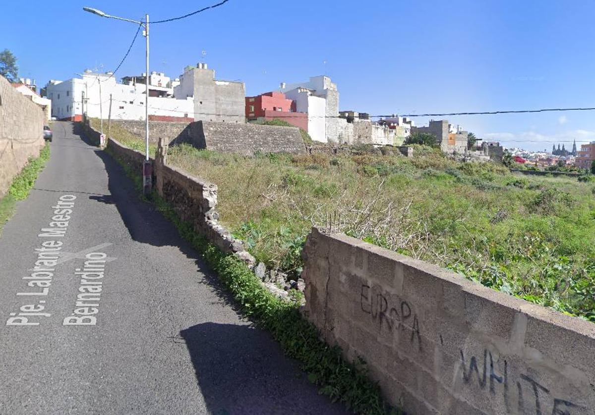 Una guagua en riesgo de caer varios metros de altura tras chocar contra un muro en Arucas