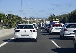 En la imagen, retenciones provocadas por los trabajos de mantenimiento en la mediana de la GC-1 entre Ingenio y Telde.