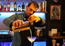 Alberto Beraldo, tras la barra del local.