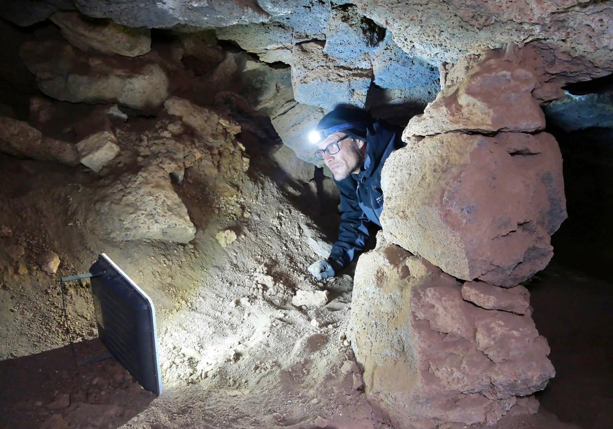 Investigación en la Cueva del Majo, en La Degollada.