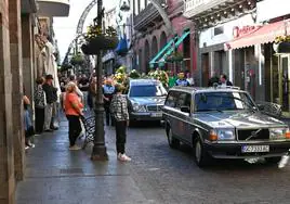 Imagen del cortejo fúnebre a su paso por la calle Capitán Quesada.