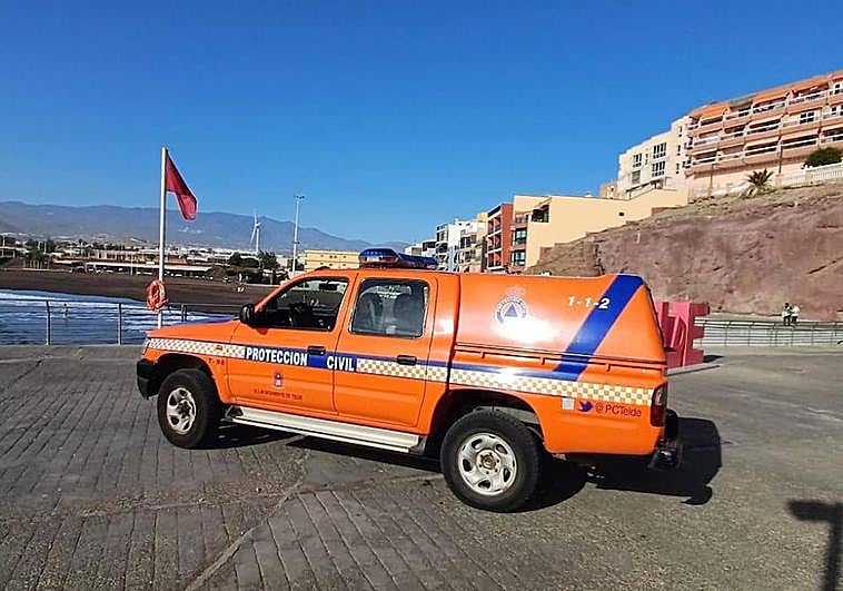 La Unidad de Dron y Protección Civil vigilan las costas teldenses ante la presencia de pélets.