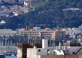 Imagen de archivo de las oficinas municipales en el fondo de la imagen.