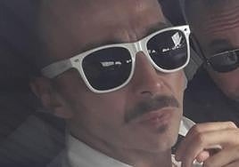 Raúl Díaz Cachón, con un familiar, al llegar al aeropuerto.