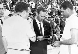 Gregorio Dorta. a la derecha, en el día de su homenaje en 1965.