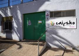 Fachada de las instalaciones que durante años acogieron el comedor social de Cáritas en San Fernando, del proyecto Caipsho.