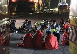 Migrantes son atendidos por miembros de Guardamar Urania, de Salvamento Marítimo, hoy, en Santa Cruz de Tenerife.