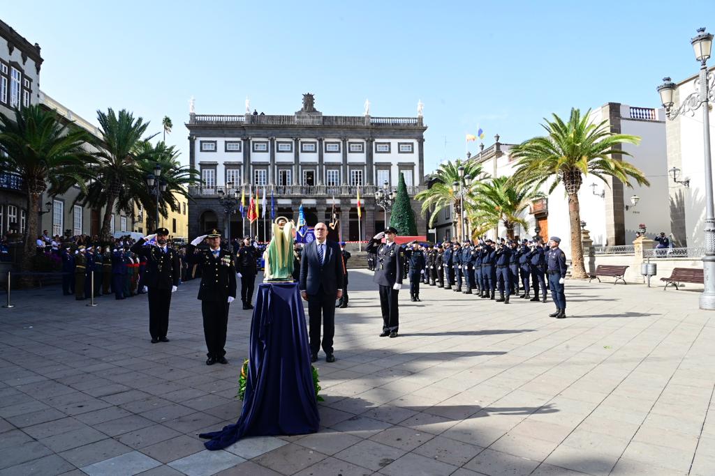 Izado de la bandera de España en Las Palmas de Gran Canaria