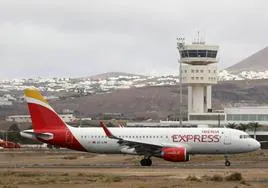 Avión de Iberia Express en el aeropuerto de Lanzarote.