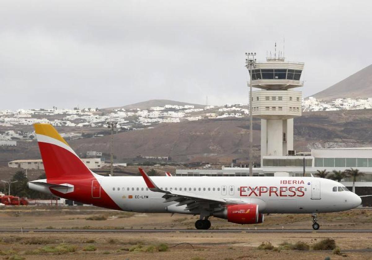Avión de Iberia Express en el aeropuerto de Lanzarote.