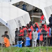 Los 449 inmigrantes rescatados en El Hierro permanecen bajo custodia hasta su derivación