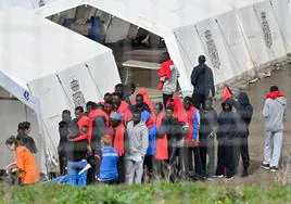 El centro de atención temporal de extranjeros (CATE) de San Andrés, en El Hierro, alberga hasta que sean filiados por la Policía y se les derive a recursos de acogida en otros puntos de Canarias a los 449 inmigrantes llegados a isla en la noche del sábado al domingo.