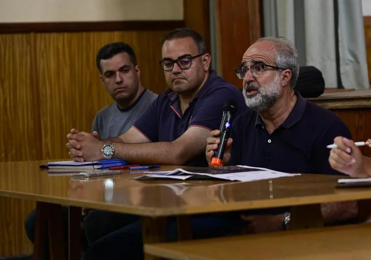 José López, con el micro, y a su lado, Rayco Padilla, en una asamblea con vecinos de Carrizal.