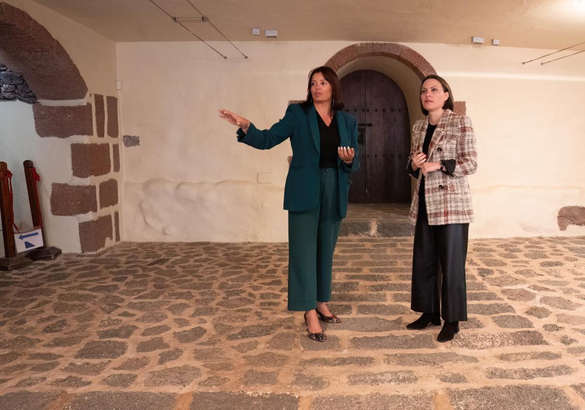 Olivia Duque y Migdalia Machín visitando el Castillo de Guanapay este pasado lunes.