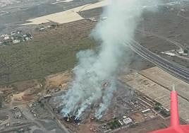 Imagen del fuego en la planta de Compostaje en Arona.