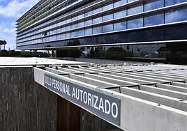 Imagen de uno de los laterales de la fachada de la Ciudad de la Justicia.