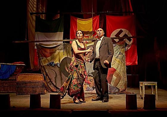 María Adánez y Joaquín Notario, en la piel de Carmela y Paulino, en una escena de '¡Ay, Carmela!'.