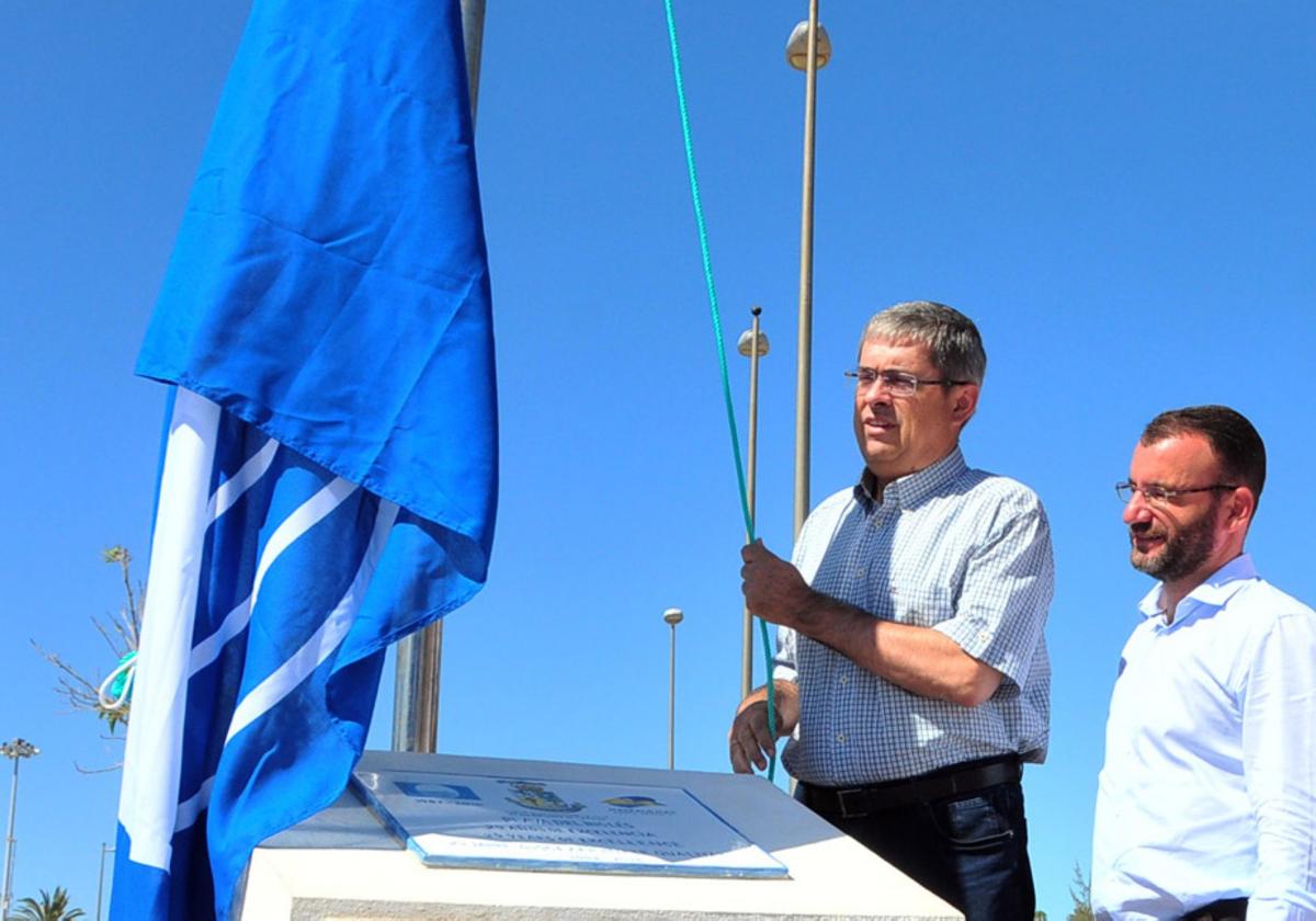 Foto de archivo de un izado de bandera azul con el alcalde, Marco Aurelio Pérez, y el edil Álamo.