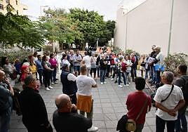 José Antonio Martín Mesa y Juan José López se dirigen a un grupo de vecinos y vecinas en la tarde de este martes.