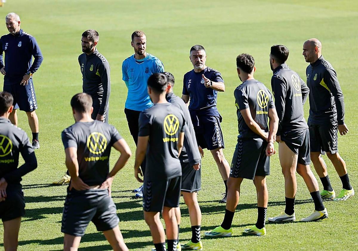 García Pimienta se dirige a sus jugadores durante un entrenamiento en Barranco Seco.