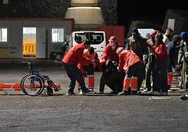 Voluntarios de Cruz Roja atienden a un grupo de personas rescatadas en las costas canarias.