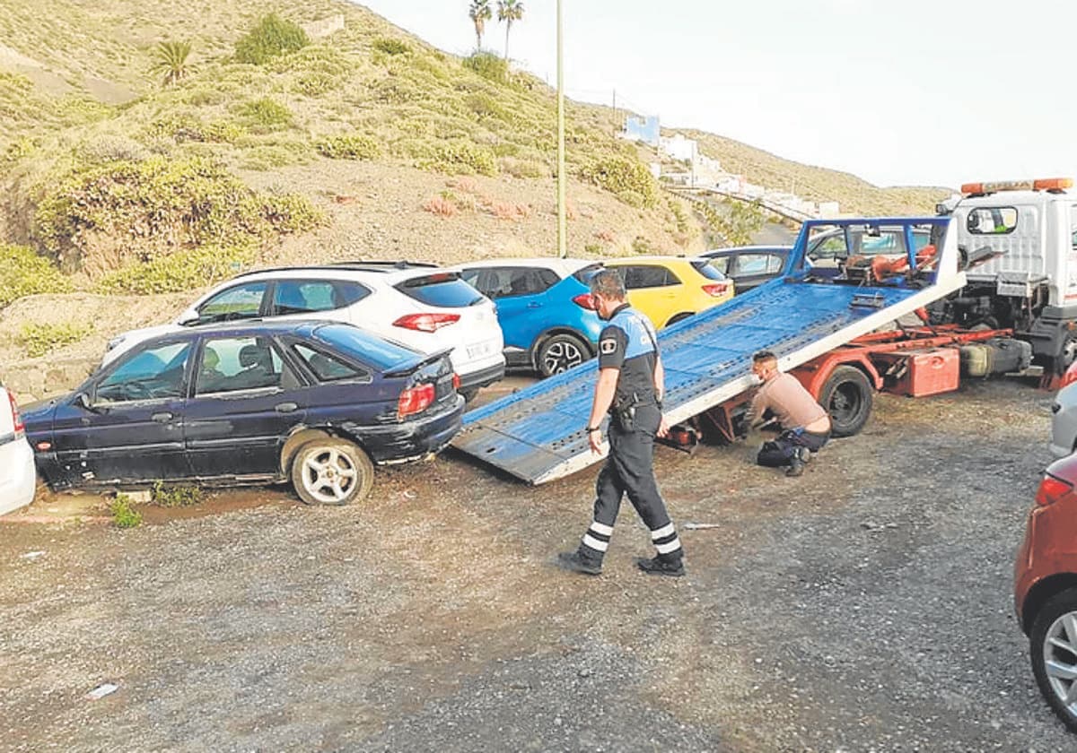 Se retiran de la vía pública una media de 129 vehículos abandonados al mes