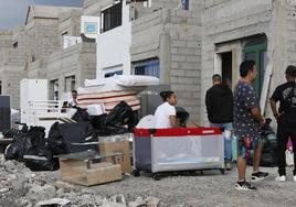 Familias sacando enseres tras el desalojo de Playa Blanca de hace dos días atrás.