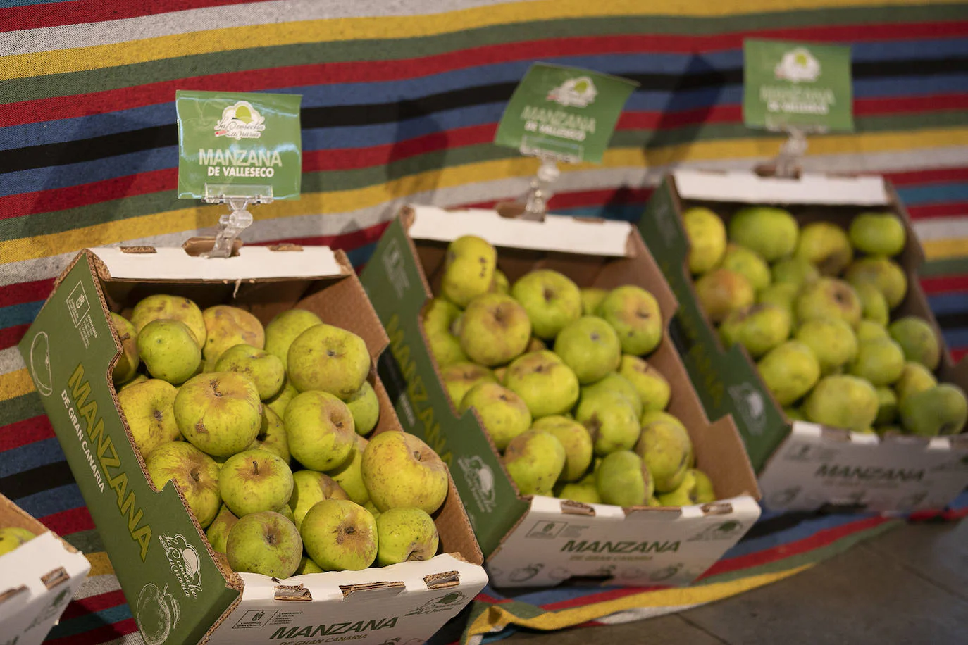 Detalle de la manzana reineta cultivada en Valleseco durante la firma del convenio.