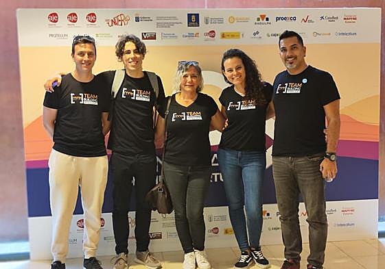 Los cinco miembros de la empresa premiada.