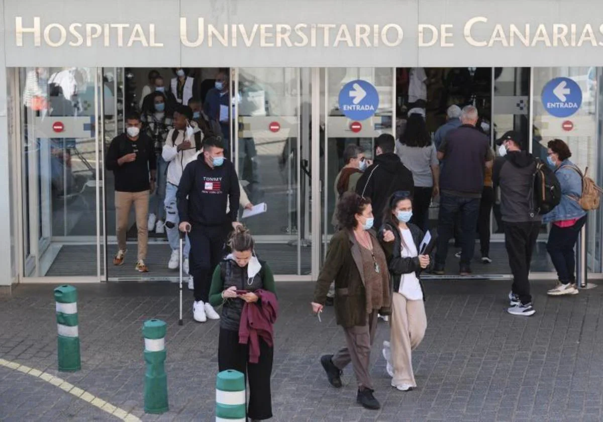 Imagen de la entrada del Hospital Universitario de Canarias, en Tenerife, en el primer día de la vuelta de la mascarilla a los centros sanitarios.