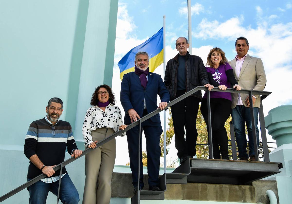El rector, Lluís Serra (3i) y el presidente del Consejo Social, Ángel Tristán Pimienta (4i) con parte del equipo de gobierno de la ULPGC cuando se izó la bandera de Ucrania en marzo de 2022