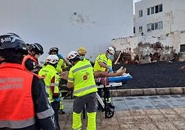 Imagen de los servicios de SUC trasladando al herido tras el desplome de la casa en ruinas, en la capital lanzaroteña.