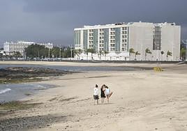 Vista parcial de la playa de El Reducto en Arrecife.