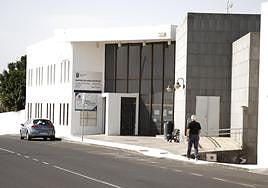 Edificio de usos múltiples, junto a la zona deportiva de Tías.