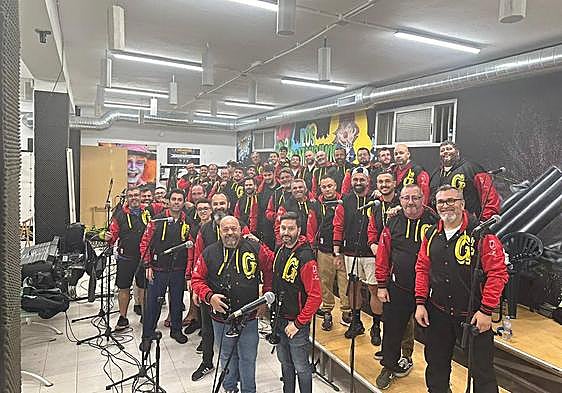 La murga Los Gambusinos en su local de ensayo.