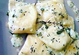 Raviolis rellenos de lubina, con mantequilla, salvia y tomillo