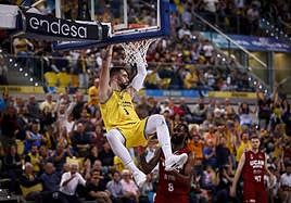 El exterior montenegrino del Dreamland Gran Canaria, Jovan Kljajic, se cuelga del aro en el encuentro ante el UCAM Murcia.