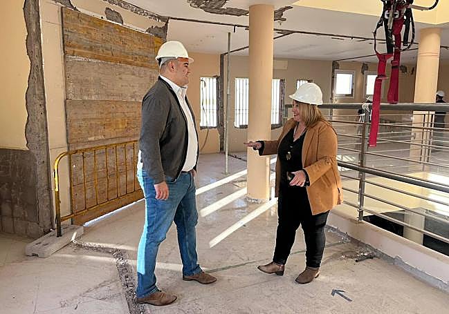 Un momento de la visita del edil de Urbanismo, Rayco Padilla, junto a la concejal de Educación, Alejandra Rodríguez.