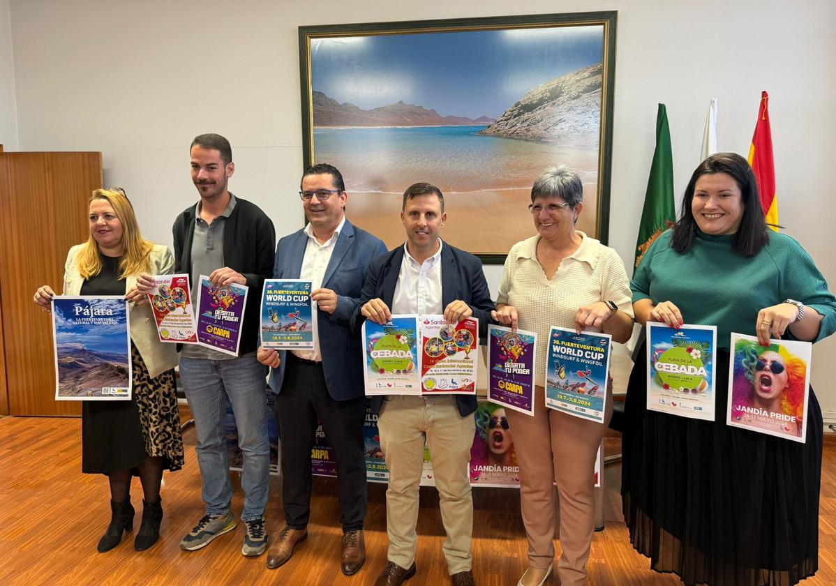 El alcalde Alejandro Jorge y varios concejales, con el material promocional de Fitur.
