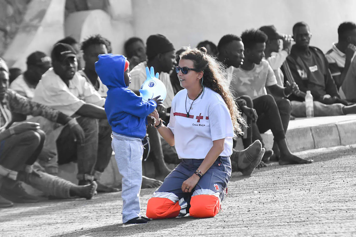Imagen de archivo de la voluntaria de Cruz Roja Patricia Pla atendiendo a un menor migrante en La Restinga.