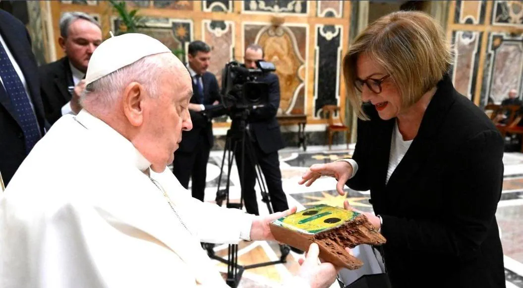 El papa Francisco recibe un trozo de patera de El Hierro.