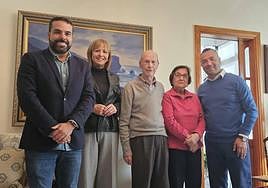 Herminio de la Nuez Suárez, en el centro junto a su esposa. En la foto también, de izquierda a derecha, el tercer teniente de alcalde, José Déniz, la primera teniente de alcalde, Isabel Peñate, y el alcalde Alexis Ramos.