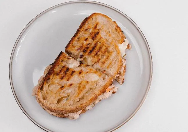 Sándwich tuna melt de Caracolillo.