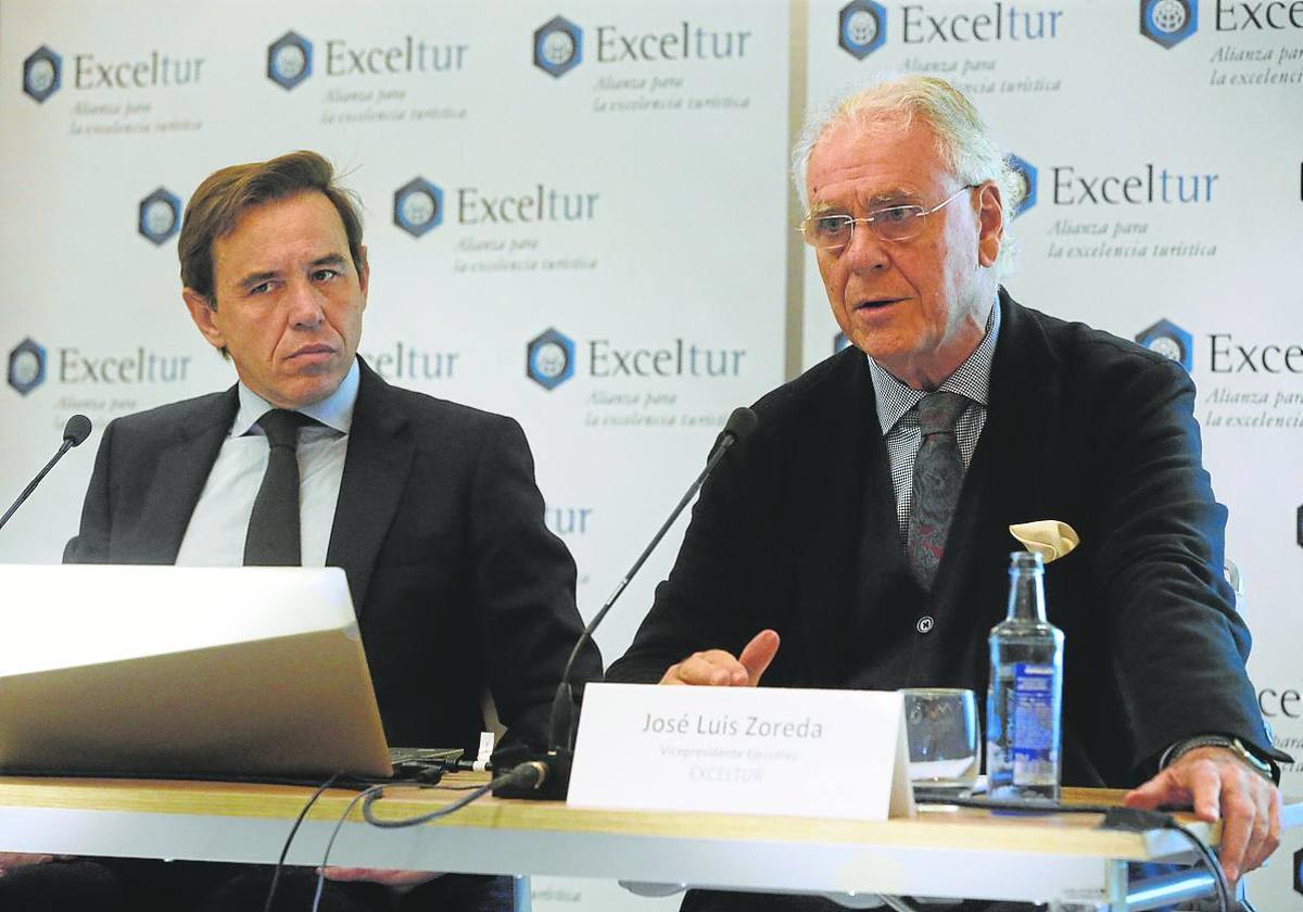 El vicepresidente ejecutivo de Exceltur José Luis Zoreda (derecha), durante su intervención.