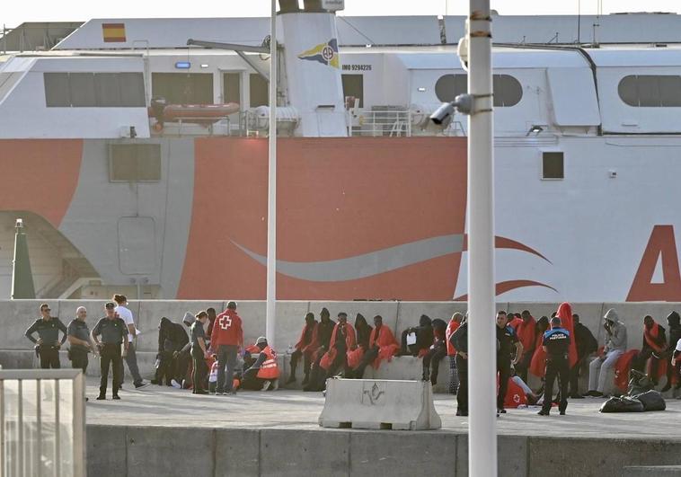 Inmigrantes llegan en patero al puerto herreño de La Estaca.