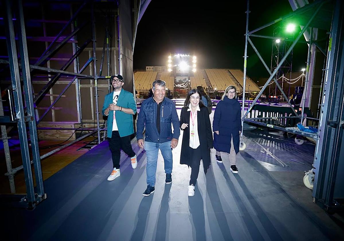 Últimos retoques en el escenario de &#039;Los Carnavales del Mundo&#039; en Belén María