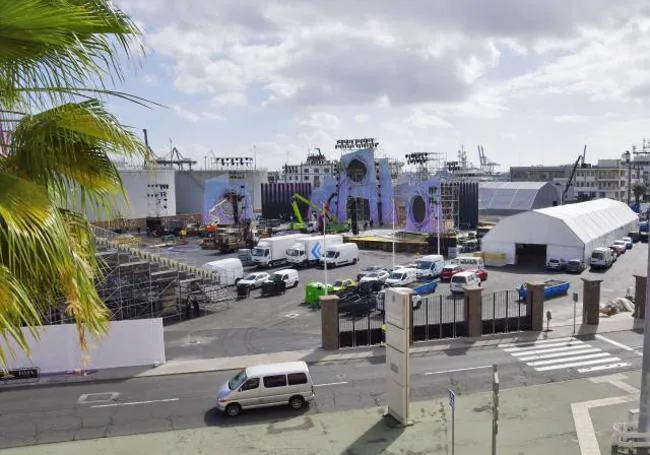 El escenario del carnaval de Las Palmas de Gran Canaria se levanta en el Puerto.