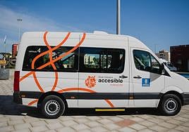 Una de las guaguas de transporte especial adaptado de la Fundación que financia el Cabildo.