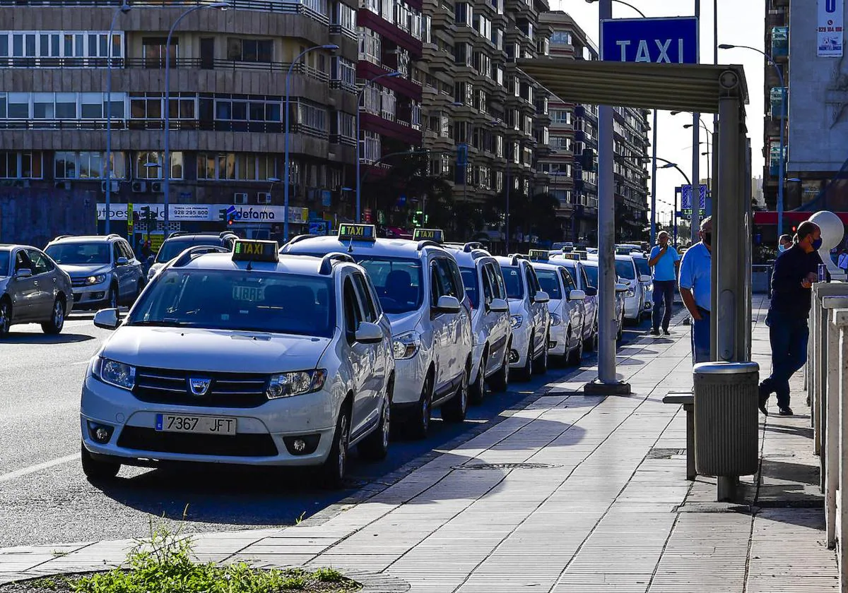 Imagen de taxis en la ciudad.